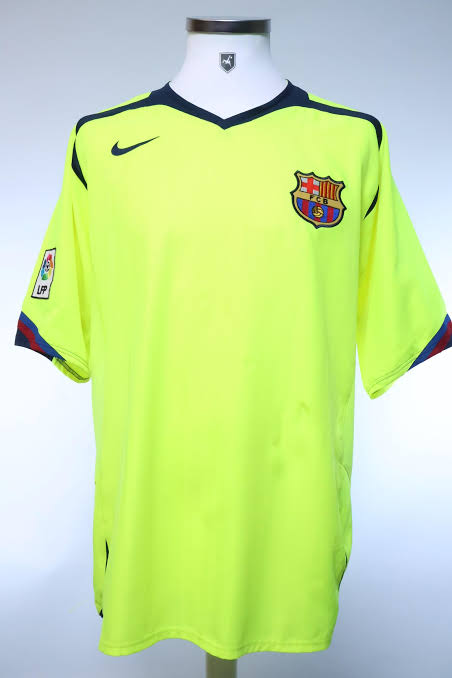 Barcelona 5-6 away kit half